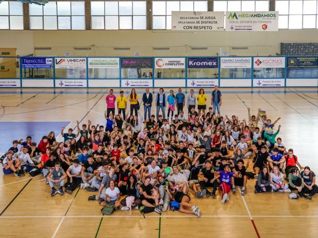 El concejal de Educación, Bienestar e Inmigración, Rubén Martínez, y la concejala de Turismo, Miriam Gutiérrez, con algunos de los estudiantes de los institutos, Issac Peral, Palas Atenea, León Felipe y Victoria Kent, que participaron en el IV Campeonato Intercentros