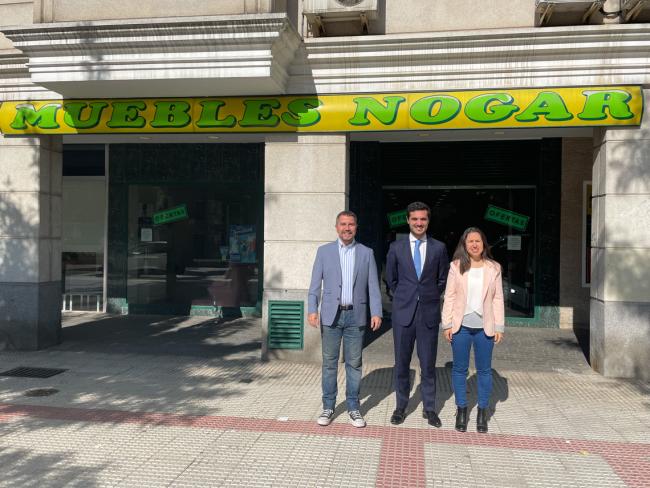 El alcalde, Alejandro Navarro, con los gerentes de Muebles Nogar, Noelia y Alfredo 