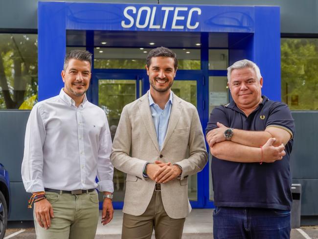 El alcalde, Alejandro Navarro Prieto, visitando Soltec con su director, Pedro Díaz Palomeque y el adjunto a dirección David Orche Abella