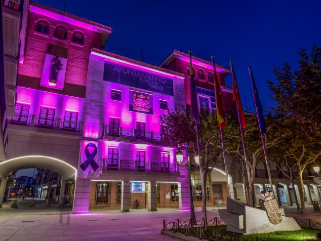 La fachada del Ayuntamiento iluminada de rosa el año pasado como muestra de apoyo a la Asociación Española Contra el Cáncer