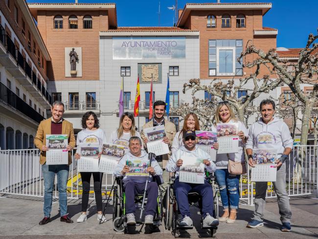 El alcalde, Alejandro Navarro Prieto, y el concejal de Bienestar, Educación e Inmigración, Rubén Martínez, presentando el calendario de ADEMTA, junto a su presidente, Javier de la Serna, y representantes de la entidad