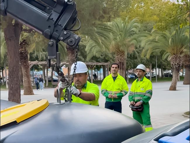 El alcalde de Torrejón de Ardoz, Alejandro Navarro Prieto, supervisando el funcionamiento de los servicios de limpieza