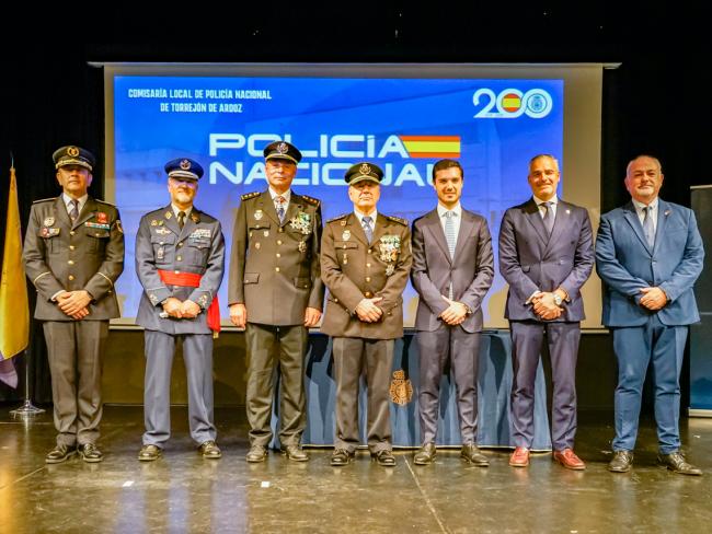 El acto ha contado con la presencia del alcalde, Alejandro Navarro Prieto, el comisario del Cuerpo Nacional de Policía en Torrejón de Ardoz, Juan Ignacio Parreño, el comisario general de Policía Judicial, Luis Fernando Pascual, el general de División Jefe de la Base aérea, Alfonso María Reyes, el comisario Principal de la Policía Local de Torrejón, Miguel Parra, y el concejal de Cultura, José Antonio Moreno