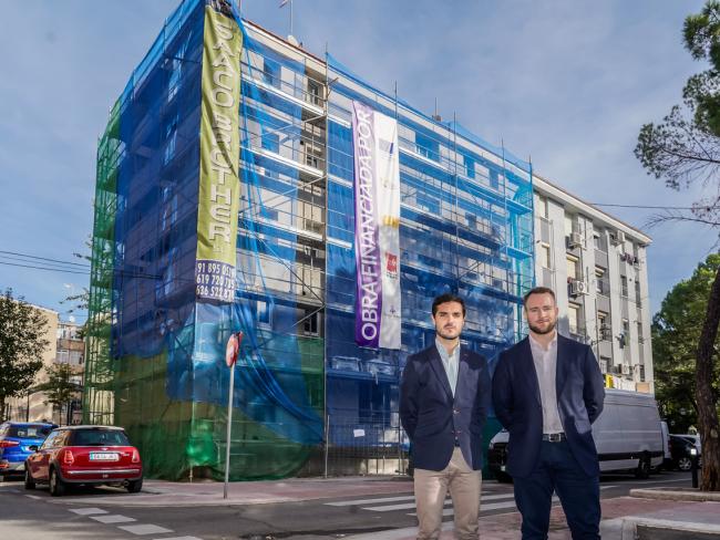 El alcalde, Alejandro Navarro Prieto, junto al concejal de Urbanismo, Vivienda y Juventud, Víctor Miranda, en la calle Quintanilla