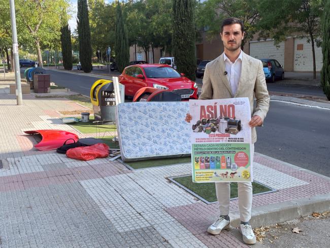 El alcalde de Torrejón de Ardoz, Alejandro Navarro Prieto, en la presentación de la campaña en una calle de la ciudad donde se han tirado residuos fuera de los contenedores indicados