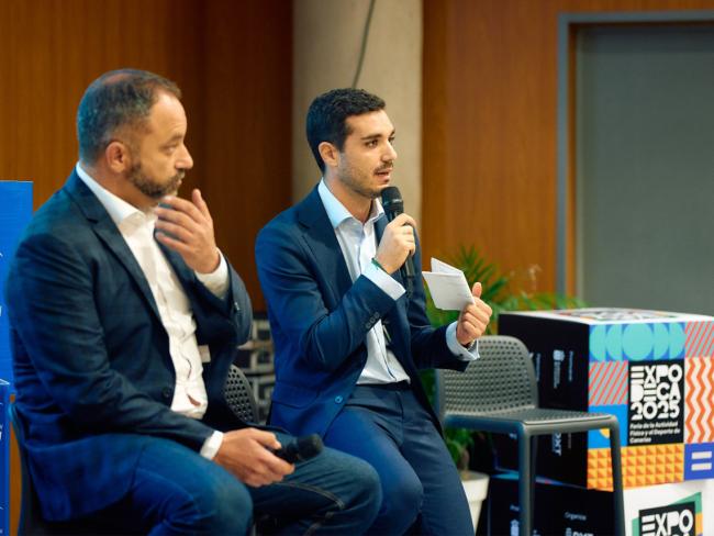 El alcalde, Alejandro Navarro, con el presidente de la Comisión de Deportes de la Federación Canaria de Municipios y alcalde de Moya, Raúl Afonso