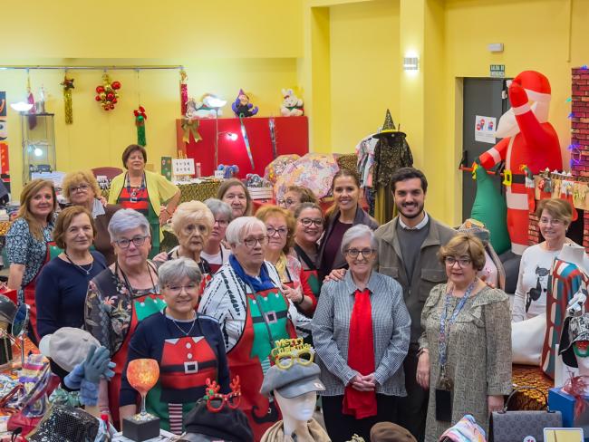 El alcalde, Alejandro Navarro Prieto, y la concejala de Igualdad y Festejos, María Eugenia Gil, acompañados por la presidenta de la asociación, Dolores Rodriguez, y otras representantes de la entidad