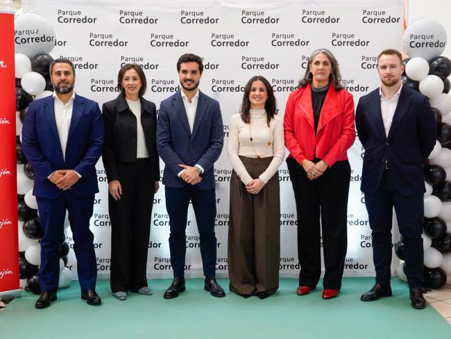 El alcalde, Alejandro Navarro, el concejal de Urbanismo, Vivienda y Juventud, Víctor Miranda, la gerente del Centro Comercial Parque Corredor, Joaquina Joaquín, el representante de la nueva propiedad, Antonio Tarroc, Laura Picón, directora Alcampo Torrejón y la directora de zona de Alcampo, Carmen García en el acto del 30º aniversario