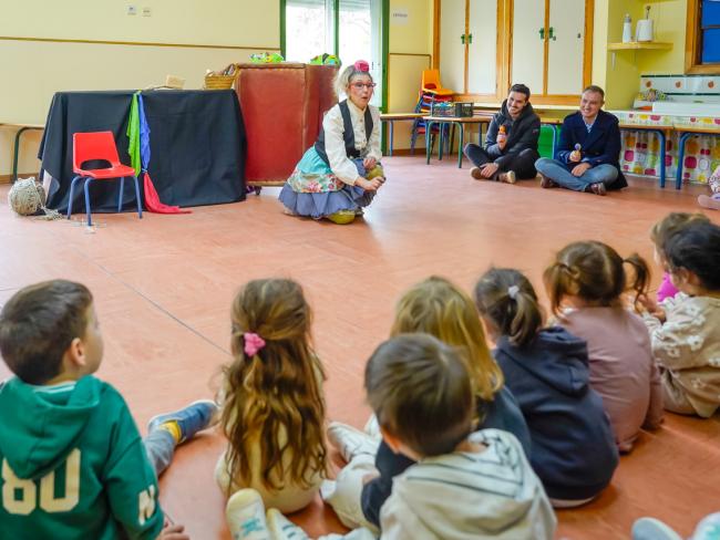 El alcalde, Alejandro Navarro, y el concejal de Bienestar, Educación e Inmigración, Rubén Martínez, visitando esta mañana una de las sesiones de cuentacuentos desarrollada en la Escuela Infantil La Cañada