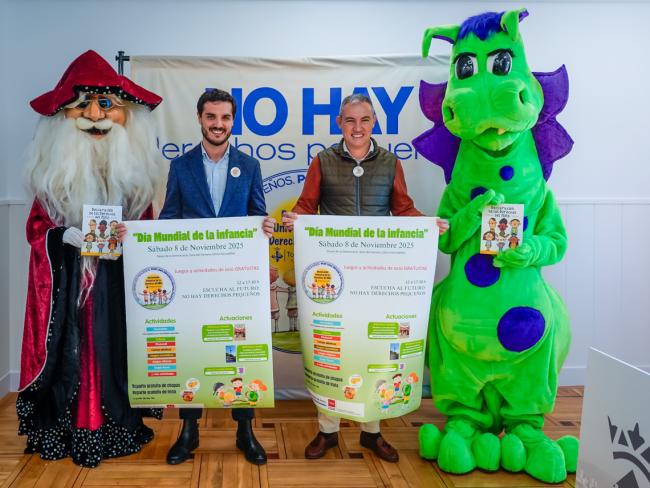 El alcalde, Alejandro Navarro, y el concejal de Bienestar, Educación e Inmigración, Rubén Martínez, presentando la iniciativa con algunos de los personajes que los más pequeños podrán encontrar en la celebración 