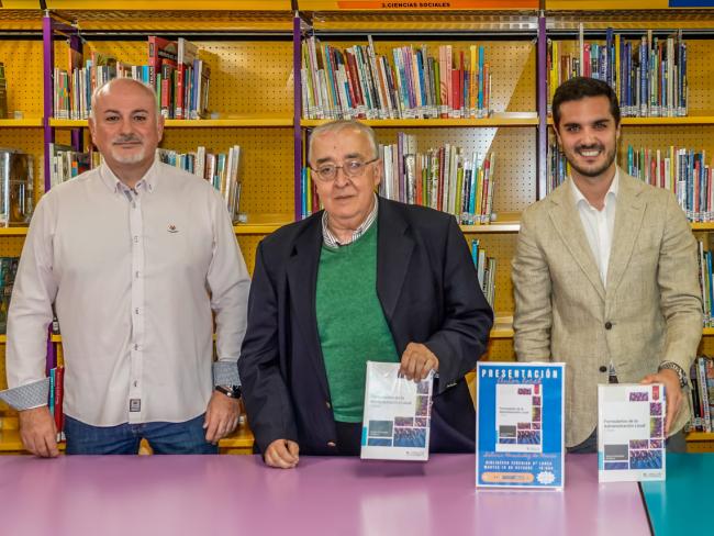 El alcalde, Alejandro Navarro Prieto, y el conejal de Cultura, José Antonio Moreno, con Saturio Hernández en la presentación de su libro “Formularios de la Administración local”