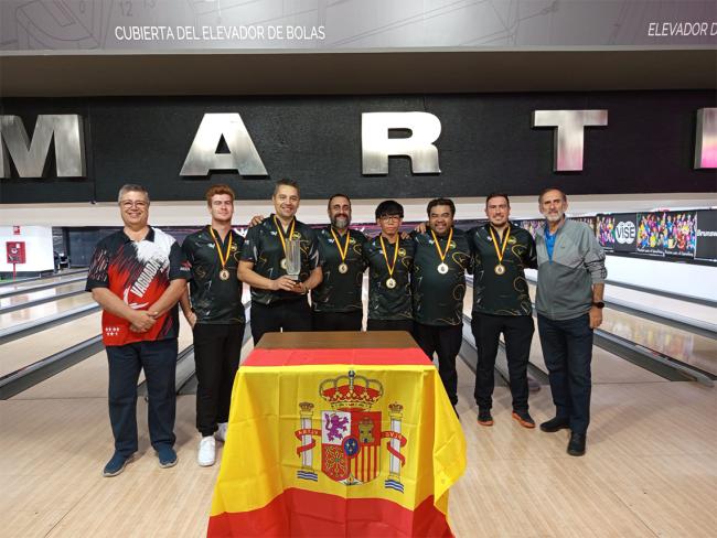 Raúl Jiménez, con el trofeo de campeón de la Copa del Rey junto al resto de sus compañeros de equipo del Club Boliches