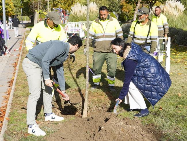 El alcalde, Alejandro Navarro, acompañado por la concejala de Medio Ambiente, Esperanza Fernández, colaborando en la plantación