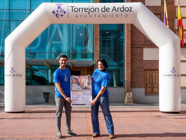El alcalde, Alejandro Navarro, y la concejala de Turismo, Miriam Gutiérrez, con el cartel oficial de la Carrera Popular Día de la Constitución