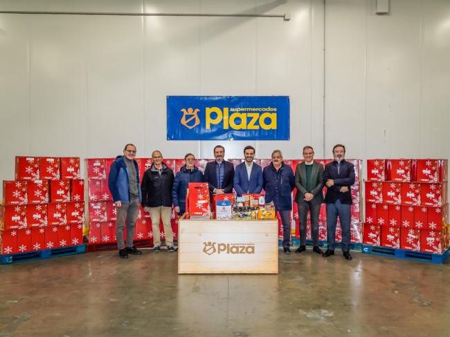 El alcalde, Alejandro Navarro Prieto y el concejal de Bienestar, Educación e Inmigración, Rubén Martínez, junto al director de Cáritas Interparroquial de Torrejón, Julio Arévalo, el director general de supermercados Plaza, Pascual Campos; el director de Cáritas Diocesana, Ricardo Ballesteros, el Padre Víctor, arcipreste y representante de las parroquias de Torrejón y voluntarios y miembros de la Junta Directiva local de la entidad