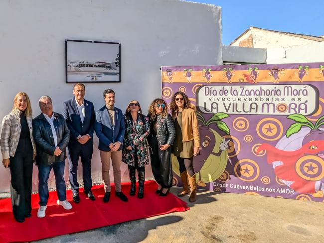 El alcalde en la nueva Plaza Torrejón de Ardoz de Cuevas Bajas
