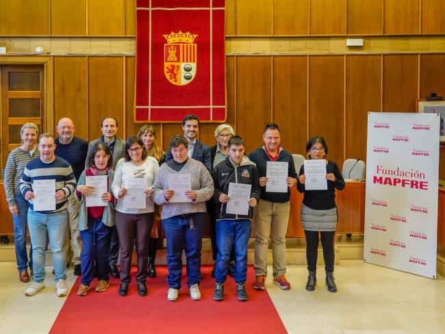 Los alumnos con sus diplomas