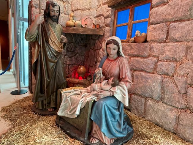 El hilo conductor de este belén es la figura de la Virgen María