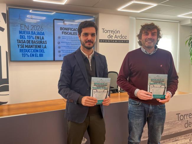 El alcalde, Alejandro Navarro Prieto, y el concejal de Hacienda, Marcos López, presentando las bonificaciones fiscales