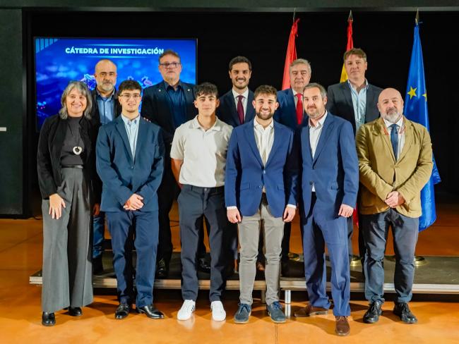 El alcalde, Alejandro Navarro Prieto, junto a profesores y tres estudiantes torrejoneros becados, integrantes de la Cátedra de Investigación Atalanta sobre ciberseguridad y ciberinteligencia