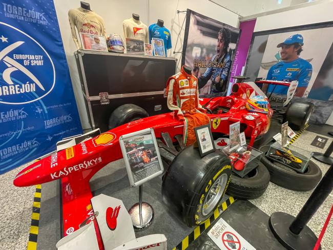 En la muestra de la Sala de Exposiciones de la Casa de la Cultura se puede ver un Ferrari de Fórmula 1