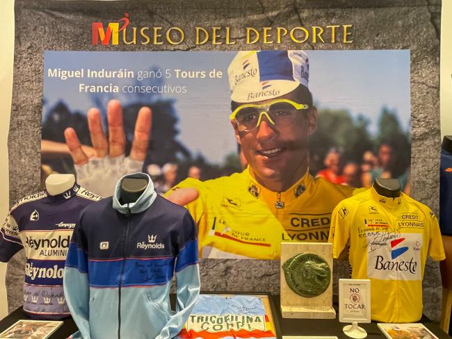Miguel Indurain, ganador de 5 Tours de Francia, también tiene un espacio destacado en la exposición