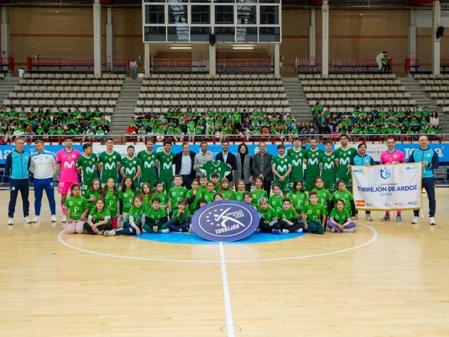 Los participantes en la Gira Movistar Megacracks posaron con el logo de “Torrejón de Ardoz Ciudad Europea del Deporte 2026”