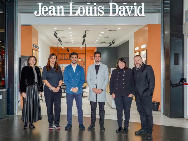 El alcalde, Alejandro Navarro, visitando la peluquería Jean Louis David junto a su gerente, Julián Saa, la manager, Ana García, el representante de la marca, Fernando Escaño y dos de sus trabajadores 