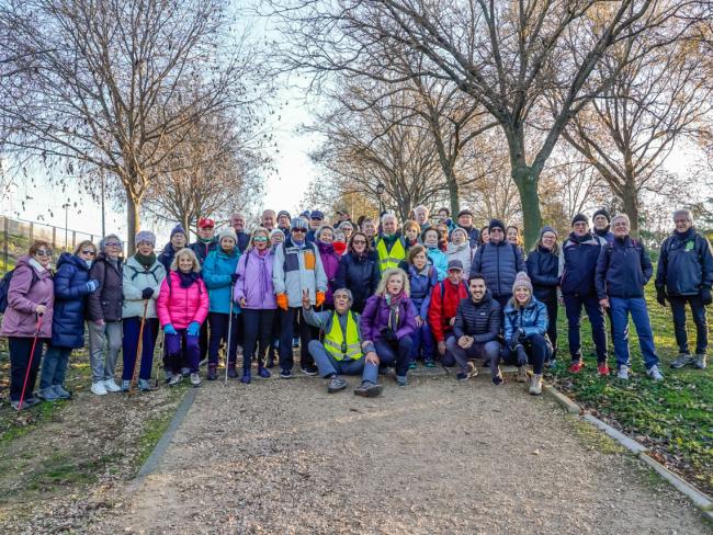 El alcalde, Alejandro Navarro Prieto, y la concejala de Mayores, Ana Verónica González, con los participantes en la “Ruta del Polvorón”, la primera del año 2026