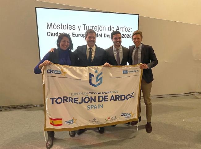 El alcalde, Alejandro Navarro Prieto, el consejero de Cultura, Turismo y Deporte de la Comunidad de Madrid, Mariano de Paco, la concejala de Deportes y Turismo, Miriam Gutiérrez y el director general de Deportes de la Comunidad de Madrid, Alberto Tomé, apoyando la designación de Torrejón de Ardoz como Ciudad Europea del Deporte