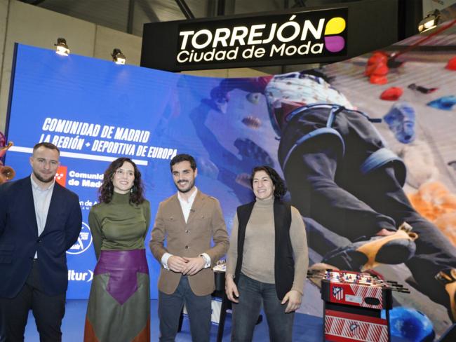 La presidenta de la Comunidad de Madrid, Isabel Díaz Ayuso, visitando el stand de Torrejón en FITUR junto al alcalde, Alejandro Navarro Prieto, el 1er teniente de alcalde, Víctor Miranda, y la concejala de Deportes y Turismo, Miriam Gutiérrez