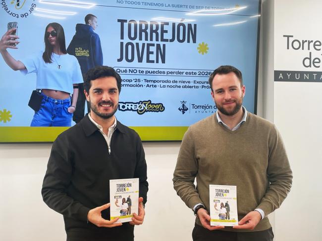 El alcalde, Alejandro Navarro, y el primer teniente de alcalde y concejal de Urbanismo, Vivienda y Juventud, Víctor Miranda, presentando la nueva programación para los jóvenes de la ciudad
