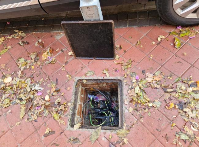 Dos personas fueron sorprendidas infraganti por los policías mientras manipulaban cableado en la vía pública