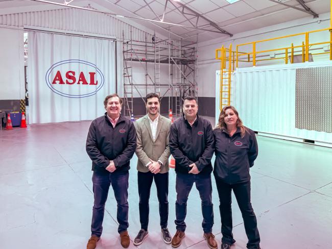 El alcalde, Alejandro Navarro, visitando Asal, junto a sus gerentes, Pedro José y Miguel Ángel Sánchez, y la responsable de formación, Lorena Pérez