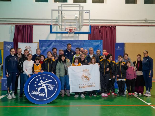 El alcalde de Torrejón de Ardoz, Alejandro Navarro Prieto, el concejal de Bienestar, Educación e Inmigración, Rubén Martínez Martín, la concejala de Deportes y Turismo, Miriam Gutiérrez Parra, y Felipe Reyes, exjugador internacional y embajador de la Fundación Real Madrid, con los participantes en el CEIP Andrés Segovia