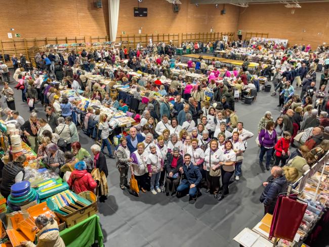 El alcalde, Alejandro Navarro Prieto, y el concejal de Cultura, José Antonio Moreno, con las bolilleras de Torrejón