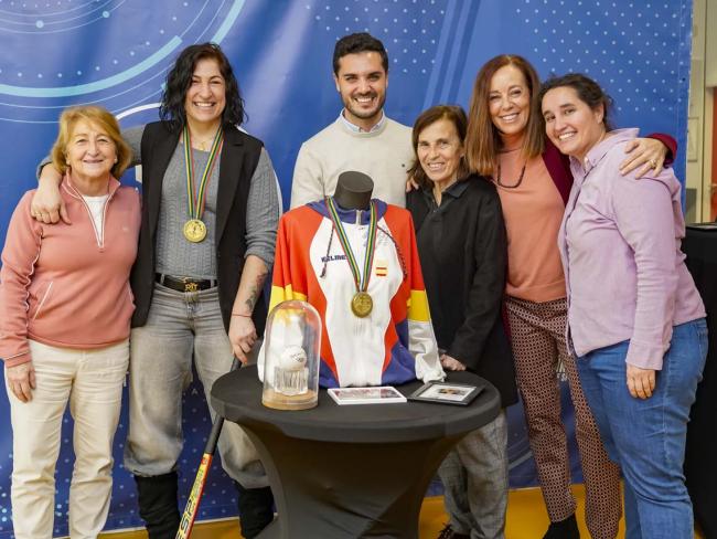 El alcalde, Alejandro Navarro, y la concejala de Deportes y Turismo, Miriam Gutiérrez, junto a las campeonas olímpicas en Barcelona 92, Mª Ángeles Rodriguez, Marivi Gonzalez y Mercedes Coghen, además de Mª Jesús Rosa, dos veces olímpica y tres veces elegida Mejor Portera del Mundo de hockey hierba