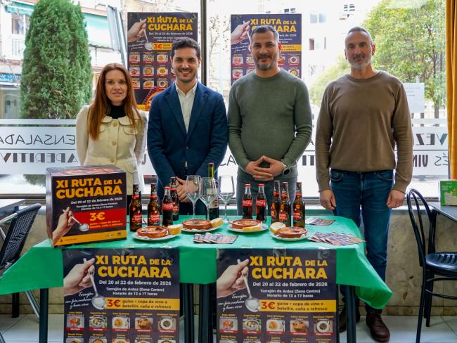 El alcalde, Alejandro Navarro, presentando la iniciativa junto al propietario del Bar Juanito, Stefan Petrache, el vicepresidente de UNICEM, Rubén Campos, y Vanesa Calvo de la Asociación de Comerciantes de la Zona Centro