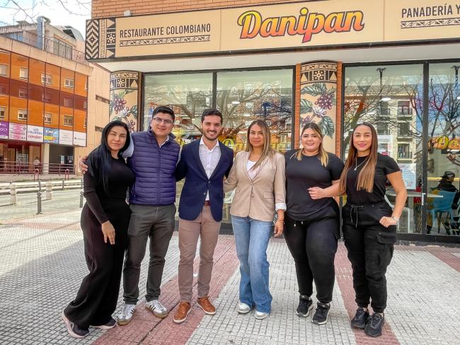 El alcalde, Alejandro Navarro, visitando Danipan, junto a sus gerentes y algunos de sus trabajadores