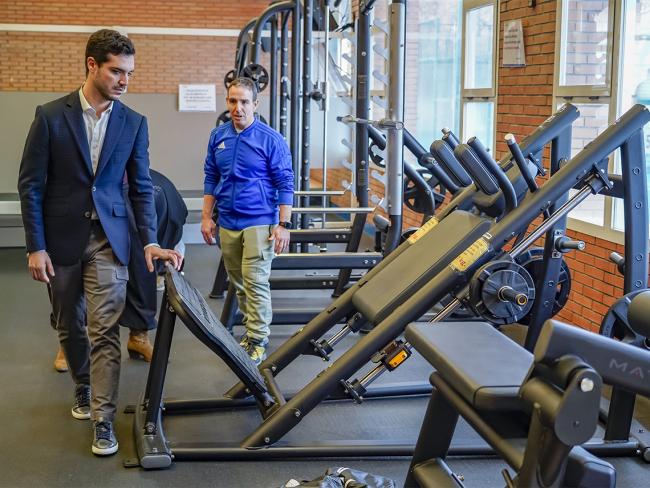 El alcalde, Alejandro Navarro Prieto, supervisando el nuevo equipamiento deportivo del Gimnasio-Sala AFI