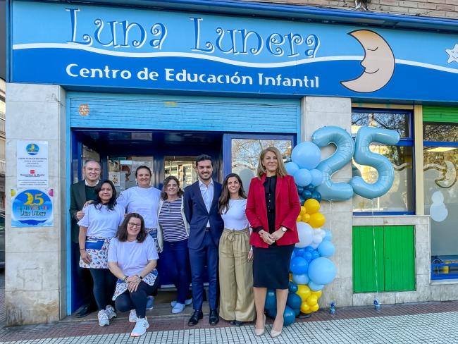La Escuela Infantil Luna Lunera cumple 25 años de vida en Torrejón de Ardoz. El alcalde, Alejandro Navarro, visitó junto a sus gerentes, Ana y Tania Herández, sus instalaciones, situadas en la avenida de la Constitución, esquina con calle Alicante y que han creado 6 puestos de trabajo. Con esta visita, el regidor torrejonero, que decidió asumir directamente las competencias de Desarrollo Económico y Empleo al ser una de las principales prioridades del Gobierno local, pone de relieve el apoyo institucional c