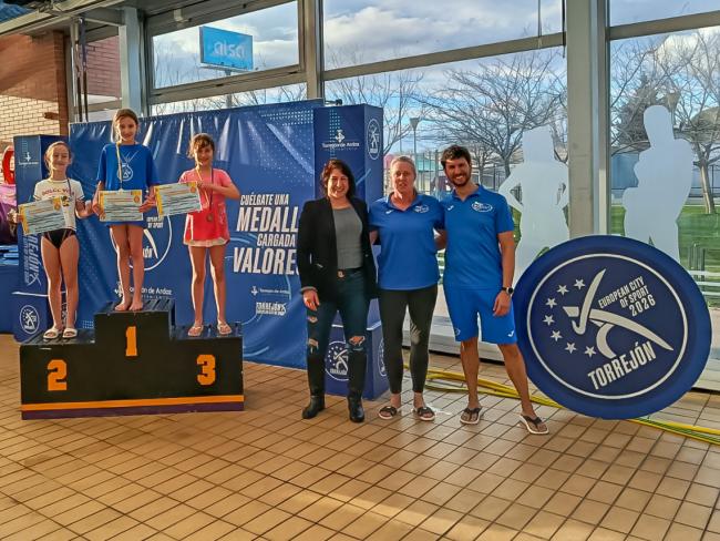 La concejala de Deportes y Turismo, Miriam Gutiérrez, junto a miembros del Club Natación Torrejón durante las entregas de premios