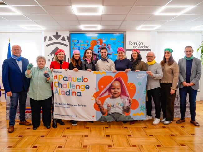 El alcalde, Alejandro Navarro Prieto y diferentes concejales del equipo de Gobierno, participando en la mayor ola solidaria de apoyo a los niños y adolescentes enfermos de cáncer 