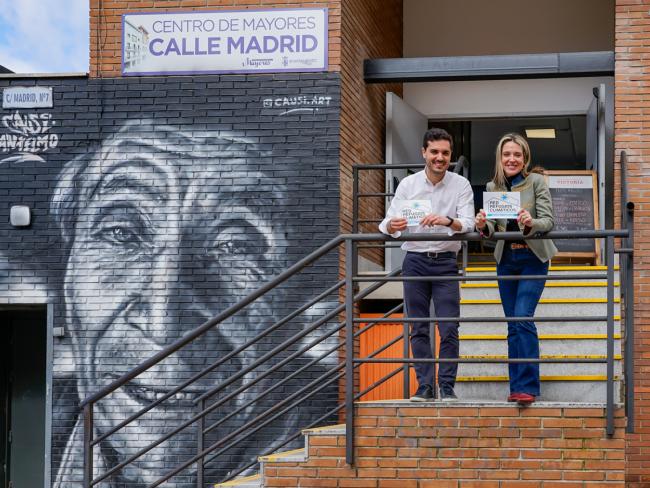 El alcalde, Alejandro Navarro Prieto y la concejala de Mayores, Ana Verónica González, presentando estos espacios en el Centro de Mayores de la calle Madrid