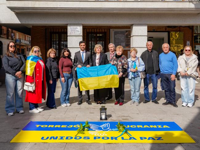 El alcalde, Alejandro Navarro Prieto, acompañado por la representante de entidades y de la población ucraniana en Torrejón de Ardoz, Oksana Semak, con la bandera de Ucrania
