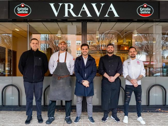 El alcalde, Alejandro Navarro, visitando VRAVA, junto a sus gerentes, Pedro López, Zhora Chakhoyan y Miguel Ángel Peña, acompañados por algunos de sus trabajadores