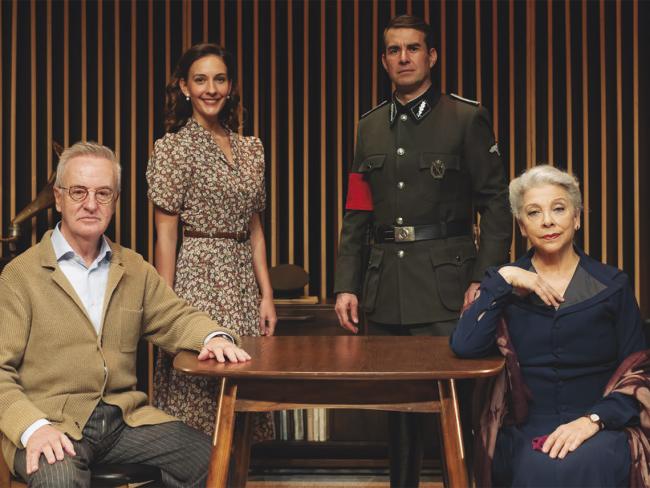 Kiti Manver y Carlos Hipólito en “Música para Hitler”