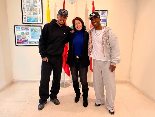 Los jugadores del Real Madrid, Vinicius y Militao, junto a la concejala de Deportes y Turismo, Miriam Gutiérrez