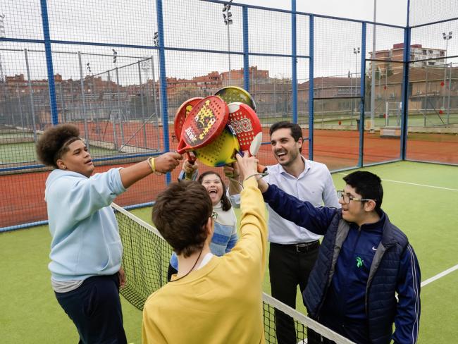 El alcalde, Alejandro Navarro Prieto, con algunos de los alumnos de la escuela de pádel adaptada