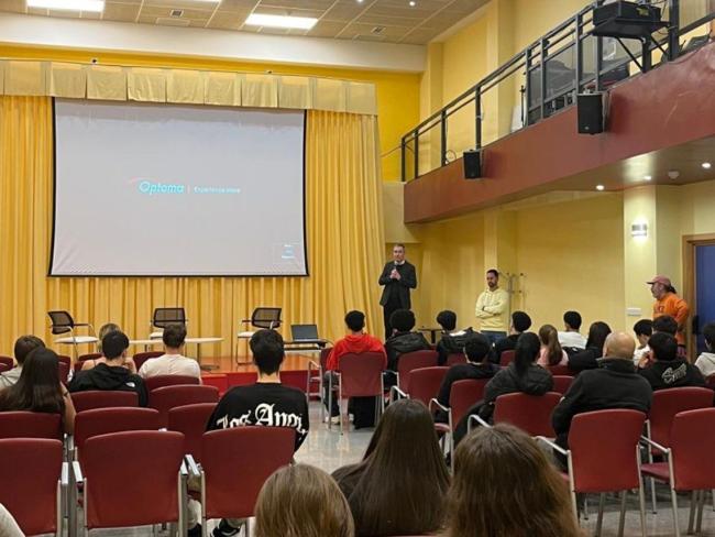 El concejal de Educación, Bienestar e Inmigración, Rubén Martínez, presentando el programa en el Centro Polivalente Abogados de Atocha
